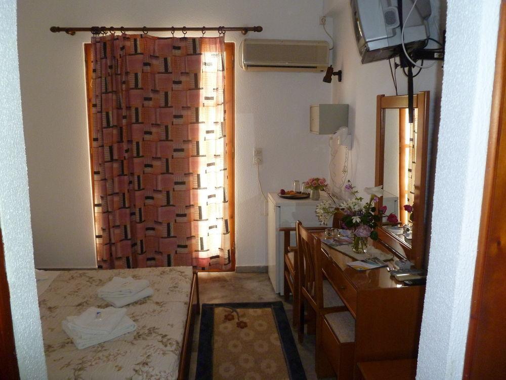 Hotel Liberty 1 Agia Marina  외부 사진